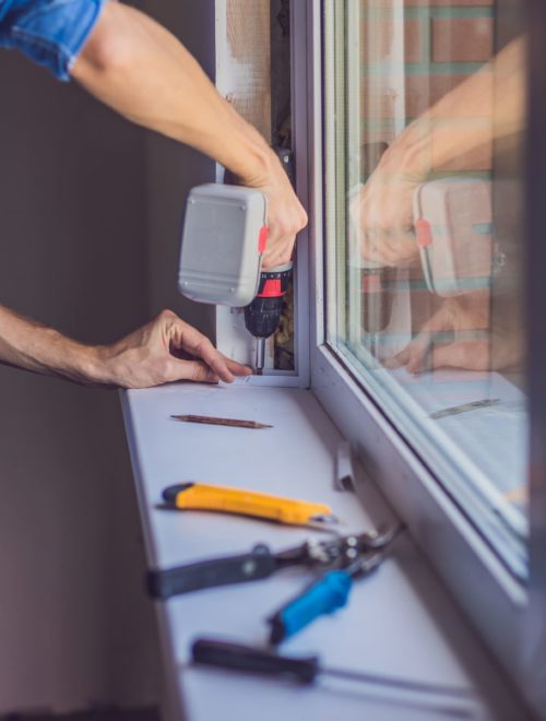 Illuminez votre intérieur avec une baie vitrée sur-mesure. b-vitrée met son expertise en menuiserie à votre service pour vous proposer la baie vitrée idéale.